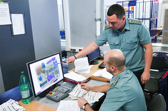 Таможенникам могут дать право проверять грузовики по всей России