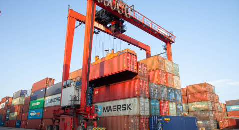 Maersk частично остановил прием грузов с товарами первой необходимости в РФ