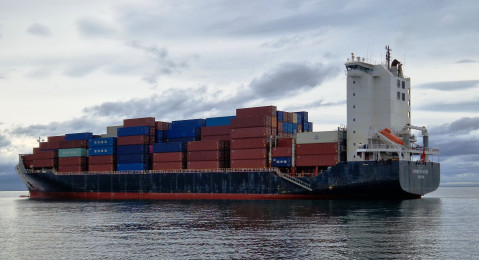 На Камчатке таможенники оформили крупнейший контейнеровоз, следующий по Северному морскому пути