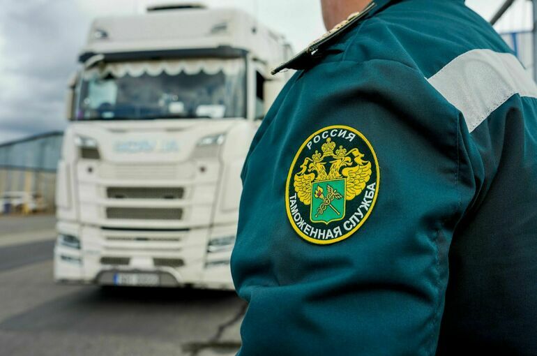 ФТС России совместно с Минтрансом России работают над сокращением типового времени досмотра грузового транспорта в пункте пропуска до 10 минут