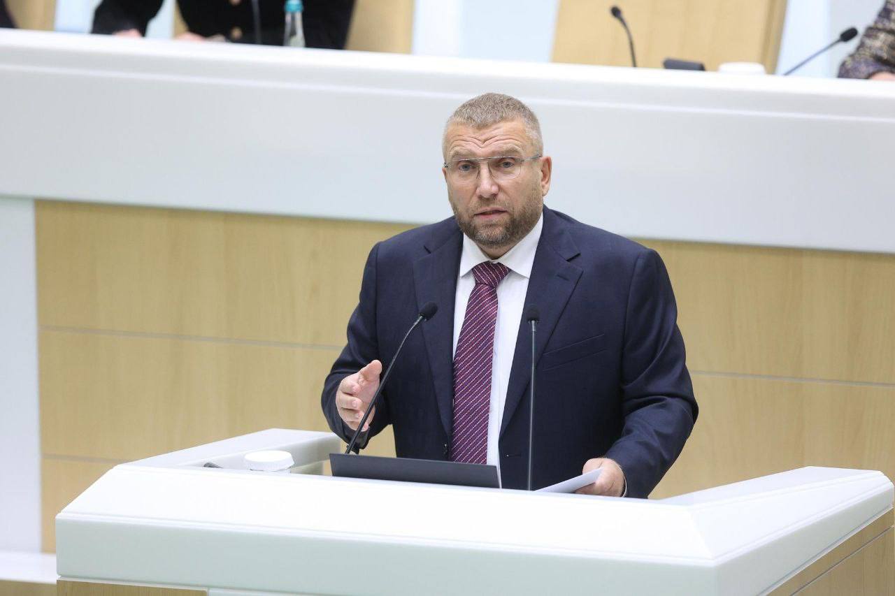 Глава ФТС Валерий Пикалев выступил на Совете Федерации